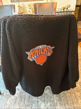 New York Knicks Hooded Sherpa Fleece Pullover - Black with Orange/Blue Logo